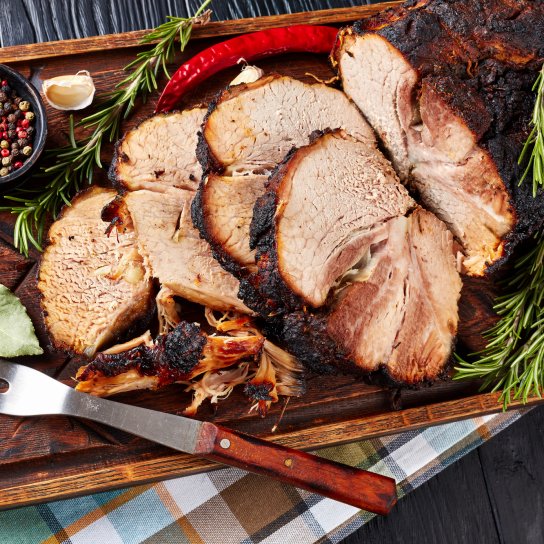 Свиной окорок, шпигованный салом