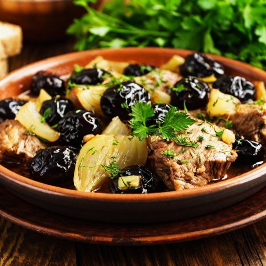 Баранина, тушкована зі сливами