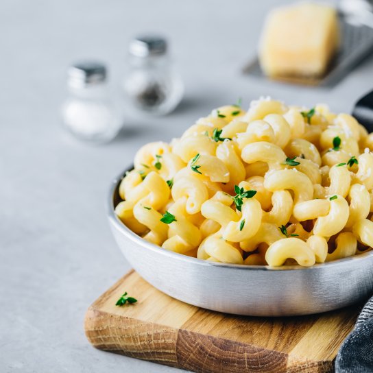 Макарони з сиром та цвітною капустою в сковороді