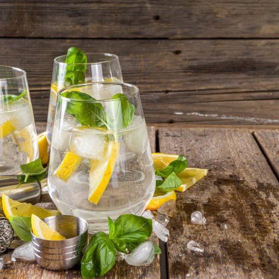 Лимонад з горілкою і базиліком