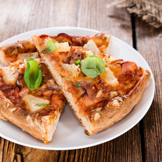 Піца з яблуками та шинкою