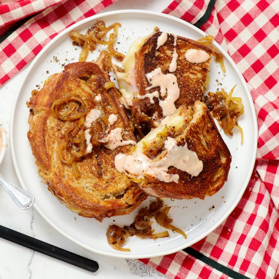 Сендвічі з шинкою, сиром і цибулею