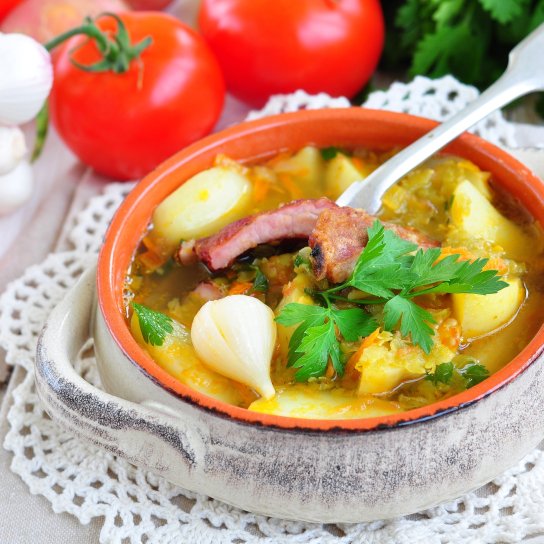 Борщ з копченими ребрами