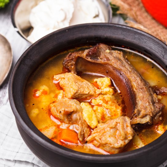 Гуляш из свиных ребрышек в горшке: рецепт