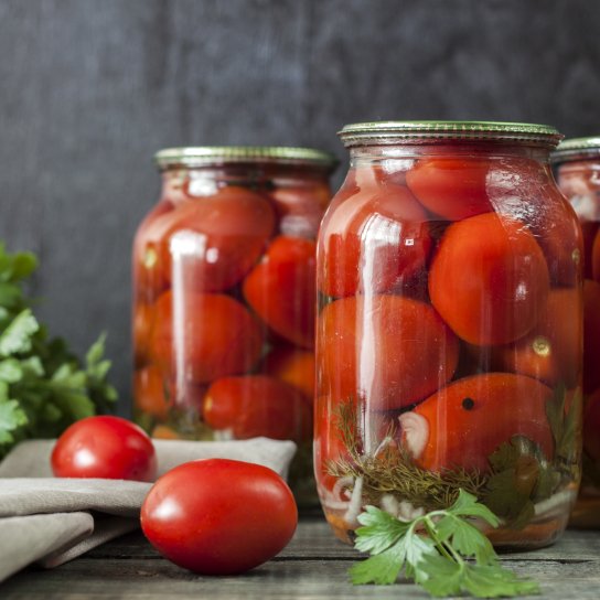 Консервовані помідори з хріном
