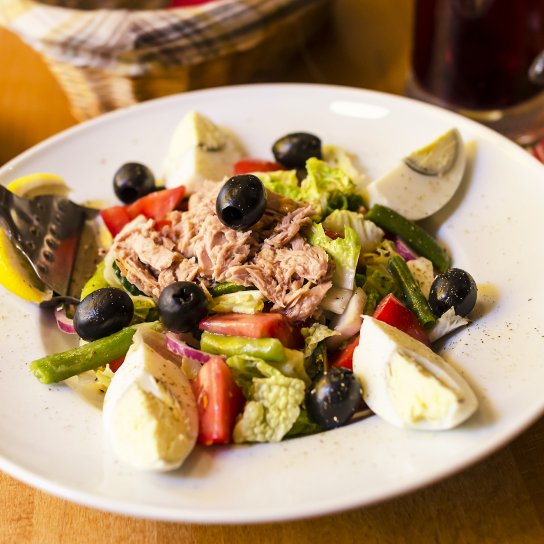 Салат з консервованим тунцем і овочами