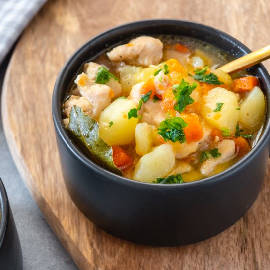 Тушкована курка з картоплею