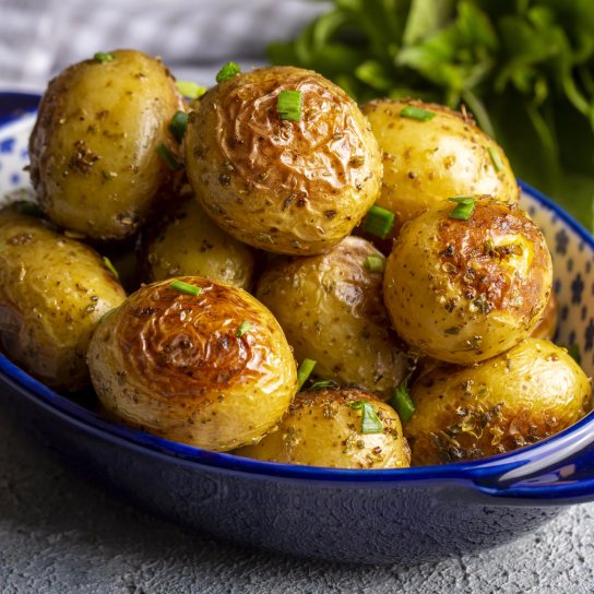 Запечена молода картопля з часником і зеленню