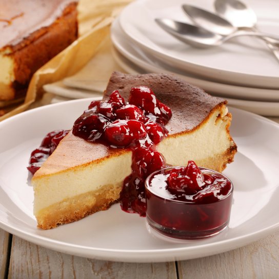 Ніжний чізкейк без випічки з вишневим конфітюром