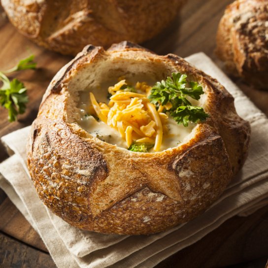 Сирний суп із броколі та беконом у хлібі