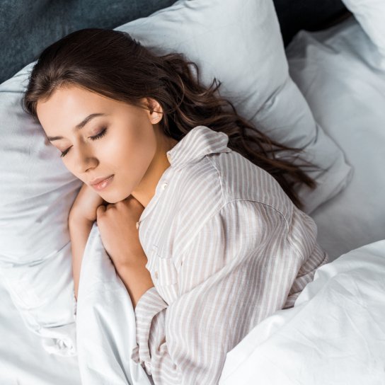 Дівчина спить