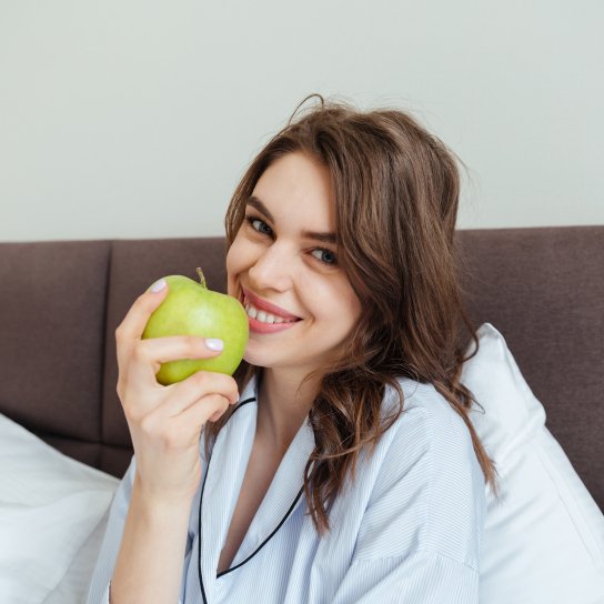 Жінка з яблуком