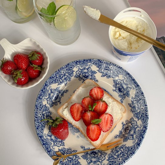 Тости з полуницею та йогуртом