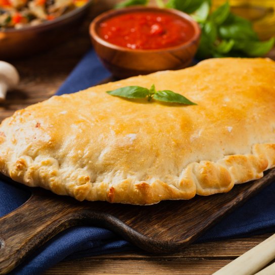 Кальцоне з салямі й сиром рецепт