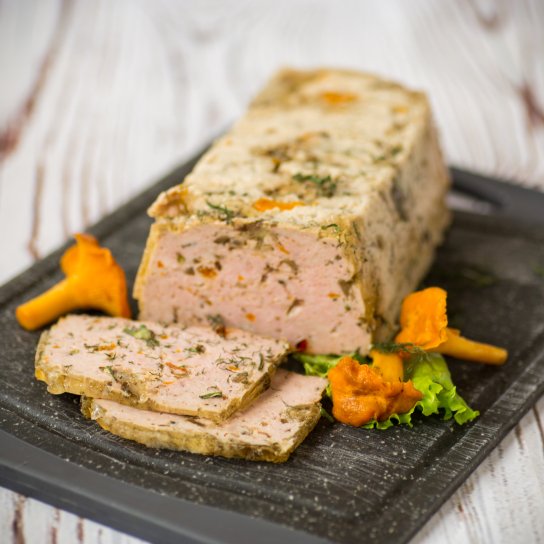 Шинка з курки з грибами на дошці