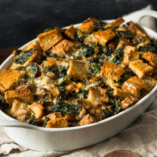 Хлібний пудинг з ковбасою і цвітною капустою