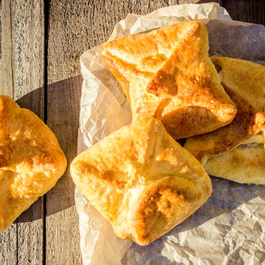 Слойки з шинкою, моцарелою і ананасом