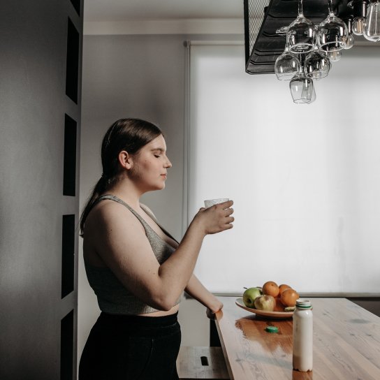 Жінка пʼє воду