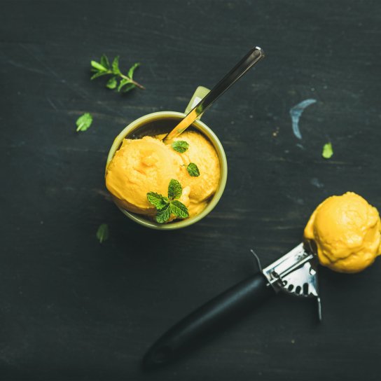 Манговий сорбет з листям мʼяти