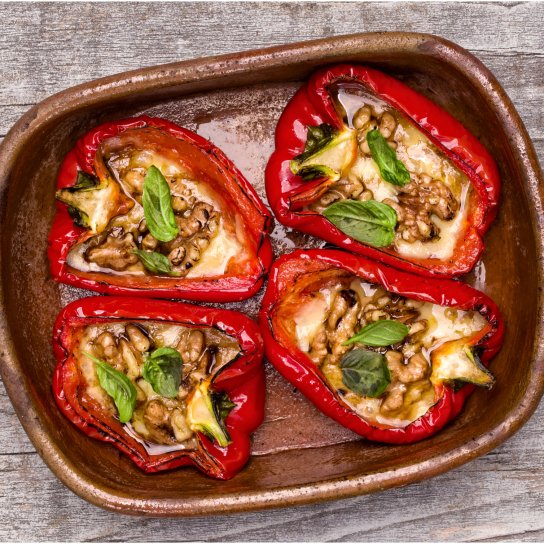 Перці, фаршировані тофу і горіхами