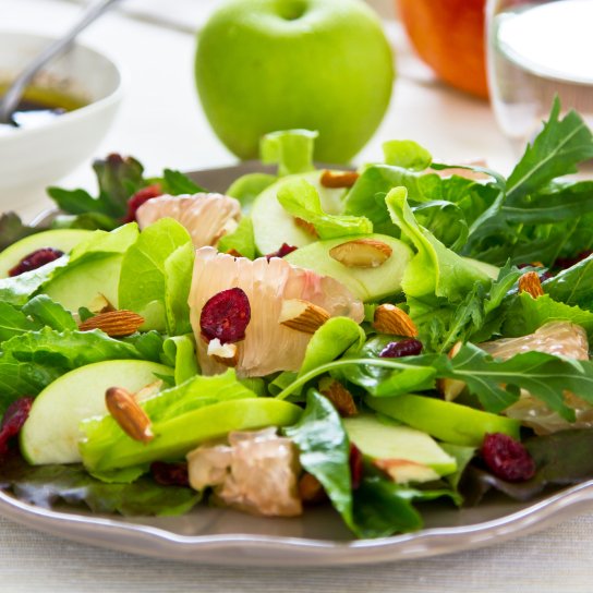 Салат з грейпфрутом, яблуком і овочами