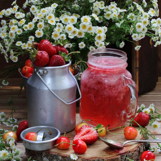 Компот з полуницею в банці