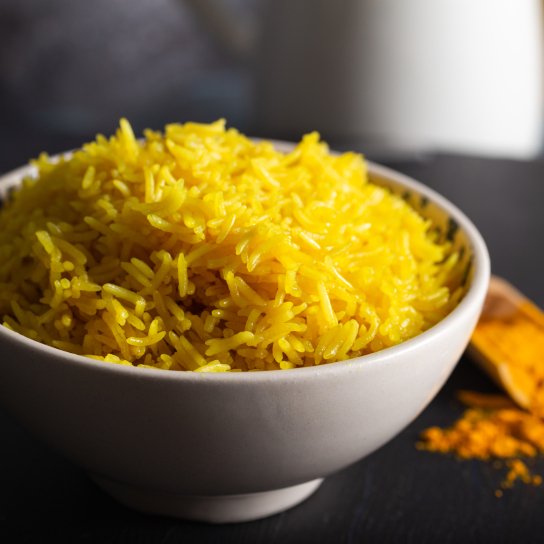 Яскрава куркума надає рису золотавого відтінку