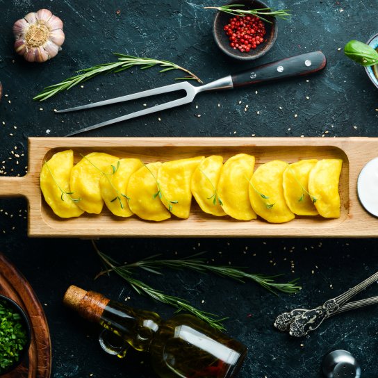 Жовті вареники з прянощами і бататом