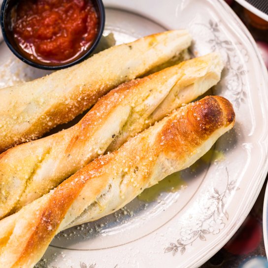 Листкові палички з ковбасою і сиром