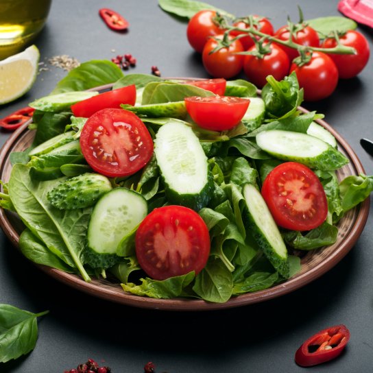 Зелений салат зі шпинатом і томатами