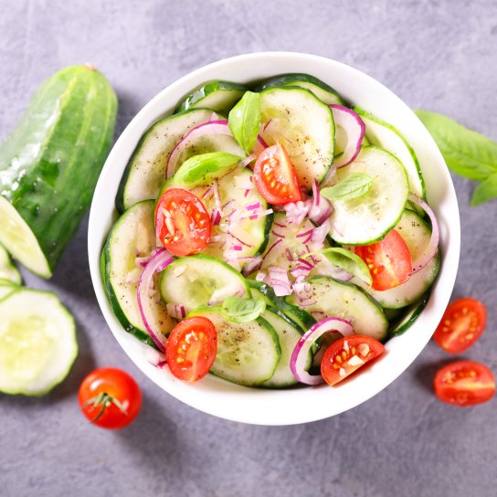 салат з огірків і помідорів у маринаді