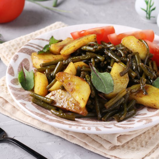 Часникові стрілки з картоплею і грибами