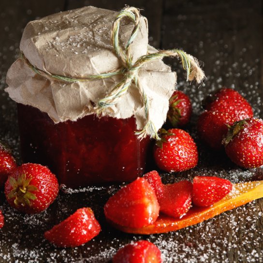 Банка варення з полуницею