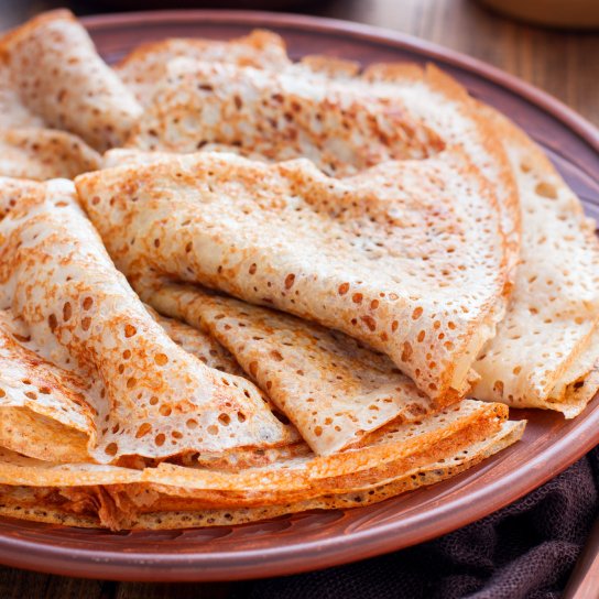 Ажурні млинці на тарілці