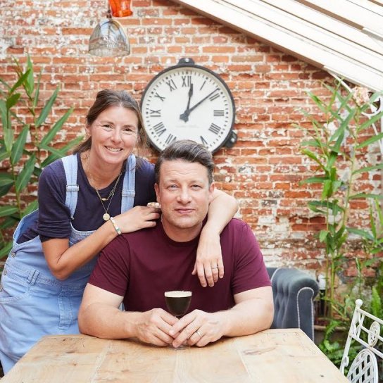 Джеймі Олівер з жінкою. Фото: instagram.com/jamieoliver