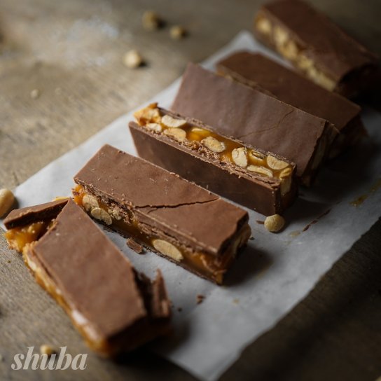 Домашние сникерсы на пергаментной бумаге.