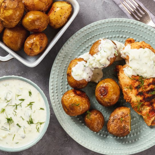 Запечена картопля з йогуртовим соусом