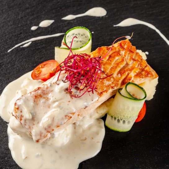 Лосось під білим соусом