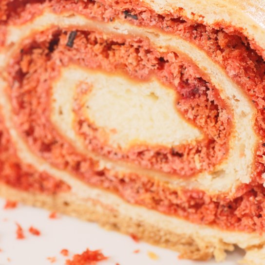 Красный кокосовый рулет салара