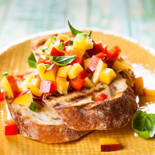 Брускети з персиками