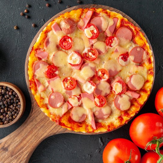 Пицца на основе из батона с вялеными помидорами и сосисками