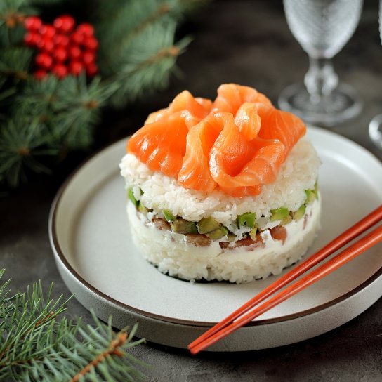 Суші-торт з авокадо і червоною рибою