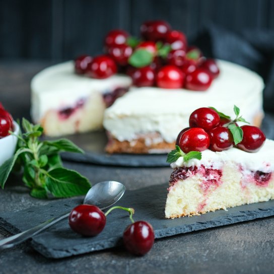 Торт з вишнею, лимоном та бузиною: рецепт