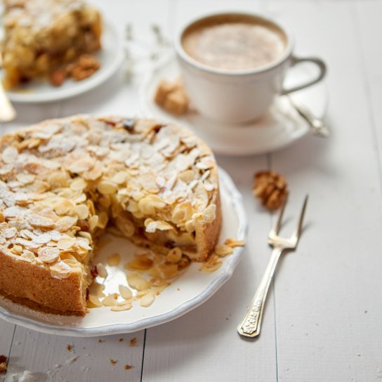 Баварський яблучний торт з малиновим варенням