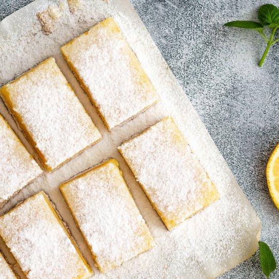 Лимонні батончики, посипані цукровою пудрою