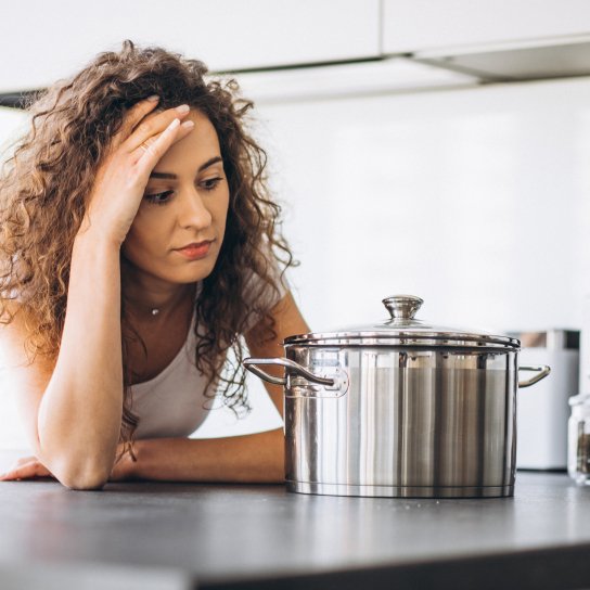 Женщина готовит