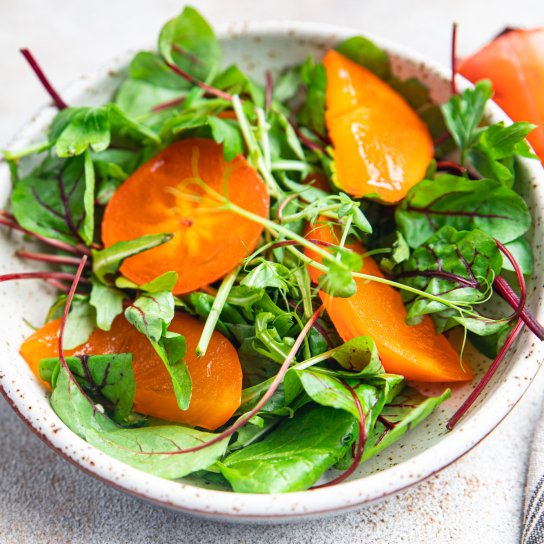 Салат з хурмою та зеленню