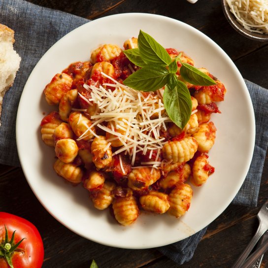 Ньокі з базиліком, томатним соусом і пармезаном