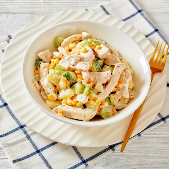 Салат з куркою і майонезом