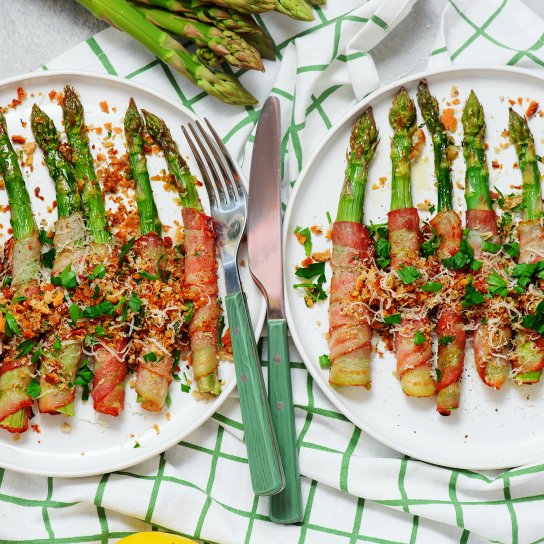 Спаржа в беконі